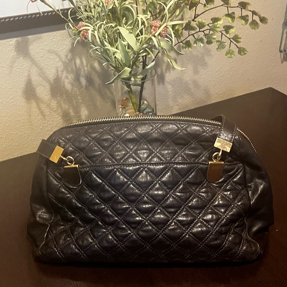 Marc Jacobs quilted black leather handbag in great condition. Gold hardware. - Picture 2 of 14